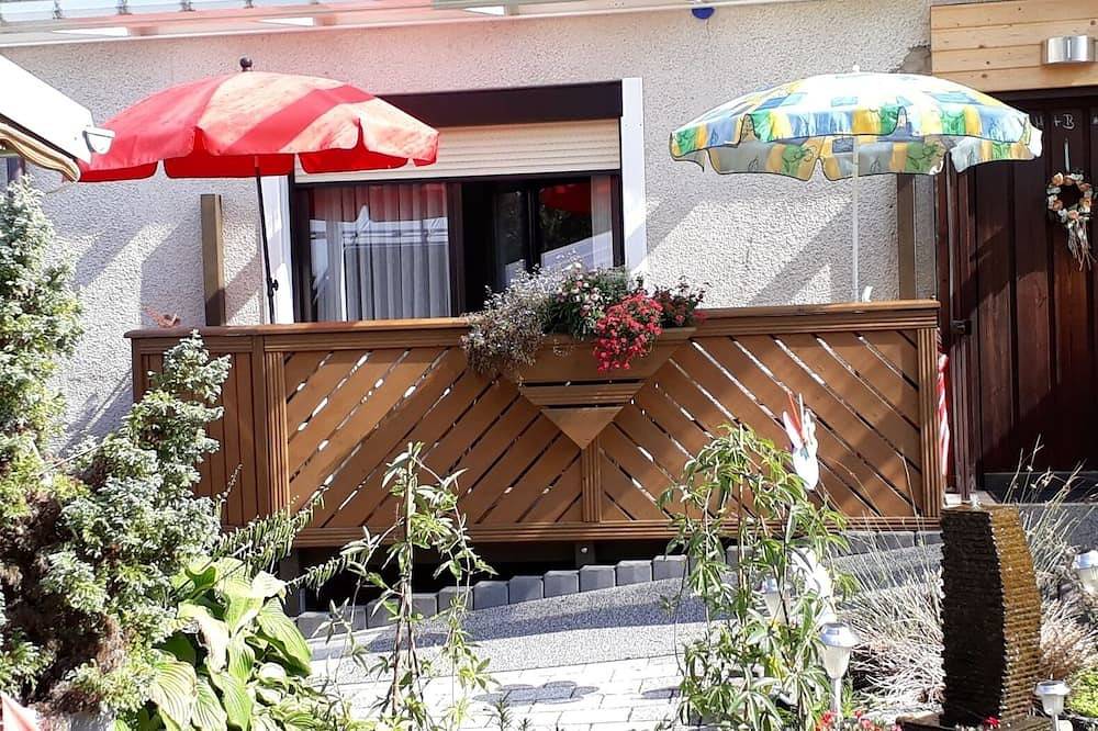 Ganze Wohnung, Komfortable 80qm Ferienwohnung mit großem überdachtem Balkon, voll ausgestattete Küche in Steinwiesen, Frankenwald