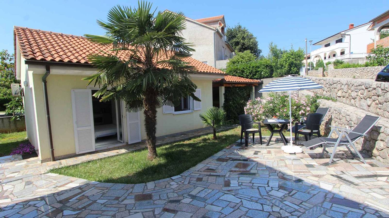 Bungalow mit Klimaanlage und Terrasse  in Malinska, Krk