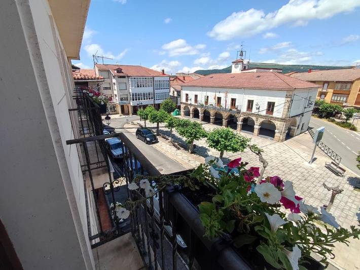 Apartamento para 6 personas, con terraza y vistas en Las Merindades