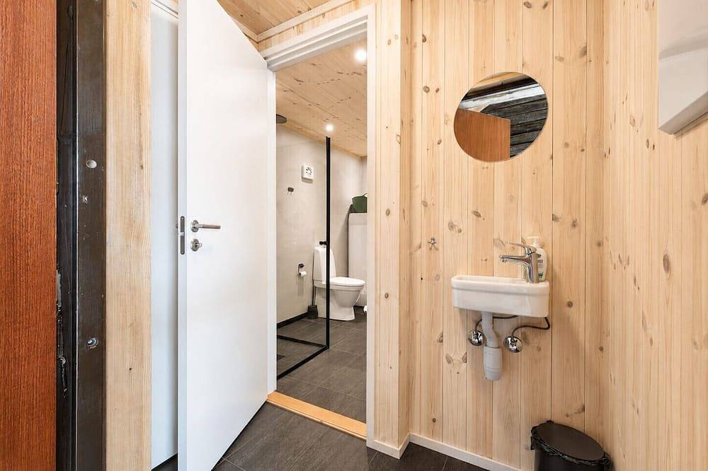 Architect designed sleeping box in barn in Ål