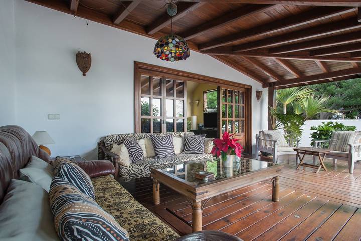 Elegante Villa Ana con Wi-Fi, jardín, terraza y piscina; aparcamiento disponible in Playa Bastián, Teguise