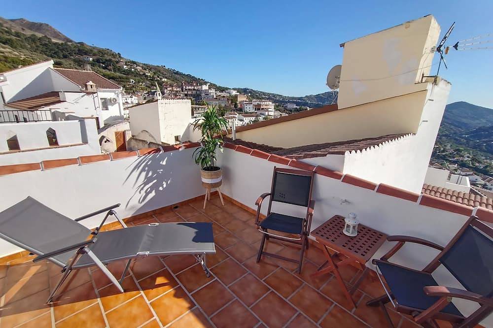 Cozy house in a picturesque white mountain village in Canillas de Albaida, Málaga Province