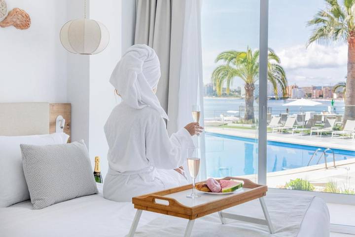 Gîte pour 5 personnes, avec Balcon et Terrasse ainsi que Jardin et Piscine à Palmanova (Espagne)
