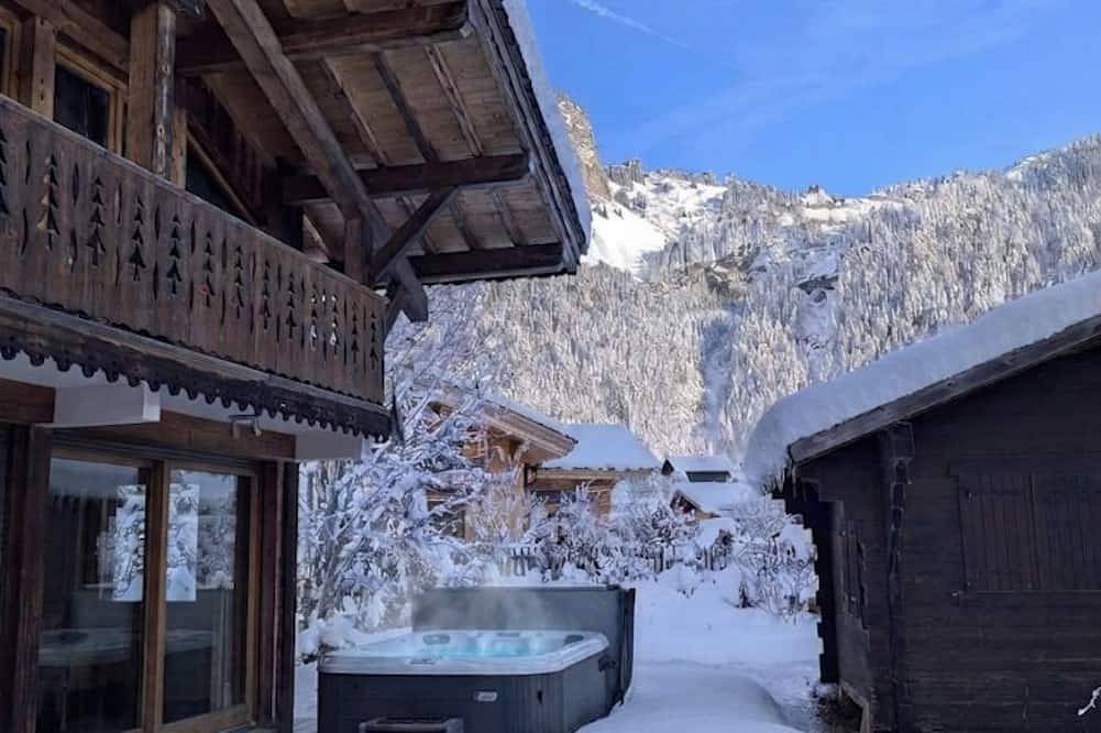Direct access to Avoriaz. 500m from Prodain's Telecabine. Ski back into chalet.<br>4 bedrooms + 4 bathrooms + Jacuzzi & open fire. in Morzine, Les Portes du Soleil