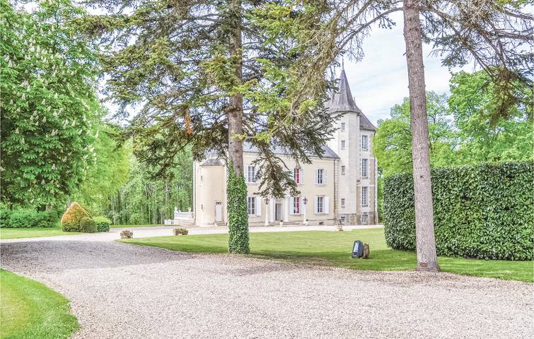 Location de vacances pour 20 personnes, avec piscine et jacuzzi ainsi que terrasse et jardin dans Indre - 2