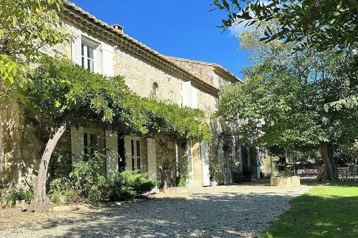 Location de vacances pour 15 personnes, avec piscine et balcon à Boulbon