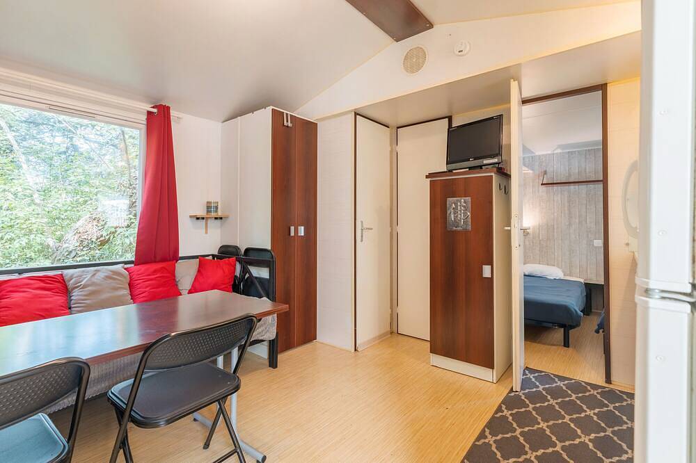 Caravan 'Mobil-home' with Shared Pool, Private Terrace and Air Conditioning in La Roque-d'Anthéron, Aix-en-Provence region