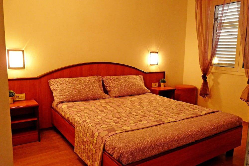 Ganze Wohnung, 1-Zimmer-Ferienwohnung mit Balkon und Meerblick Drvenik Donja vala, Makarska (A-6756-a) in Drvenik, Makarska Riviera