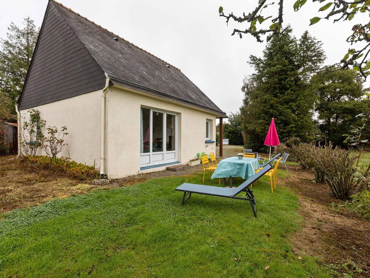 Charming Holiday Home in Priziac with Garden in Priziac, Pontivy und Umgebung