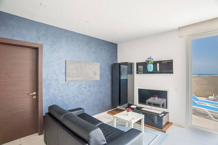 Ganze Wohnung, Modernes Apartment mit freiem Meerblick und eigenem Infinity-Pool in Marsaskala, Insel Malta