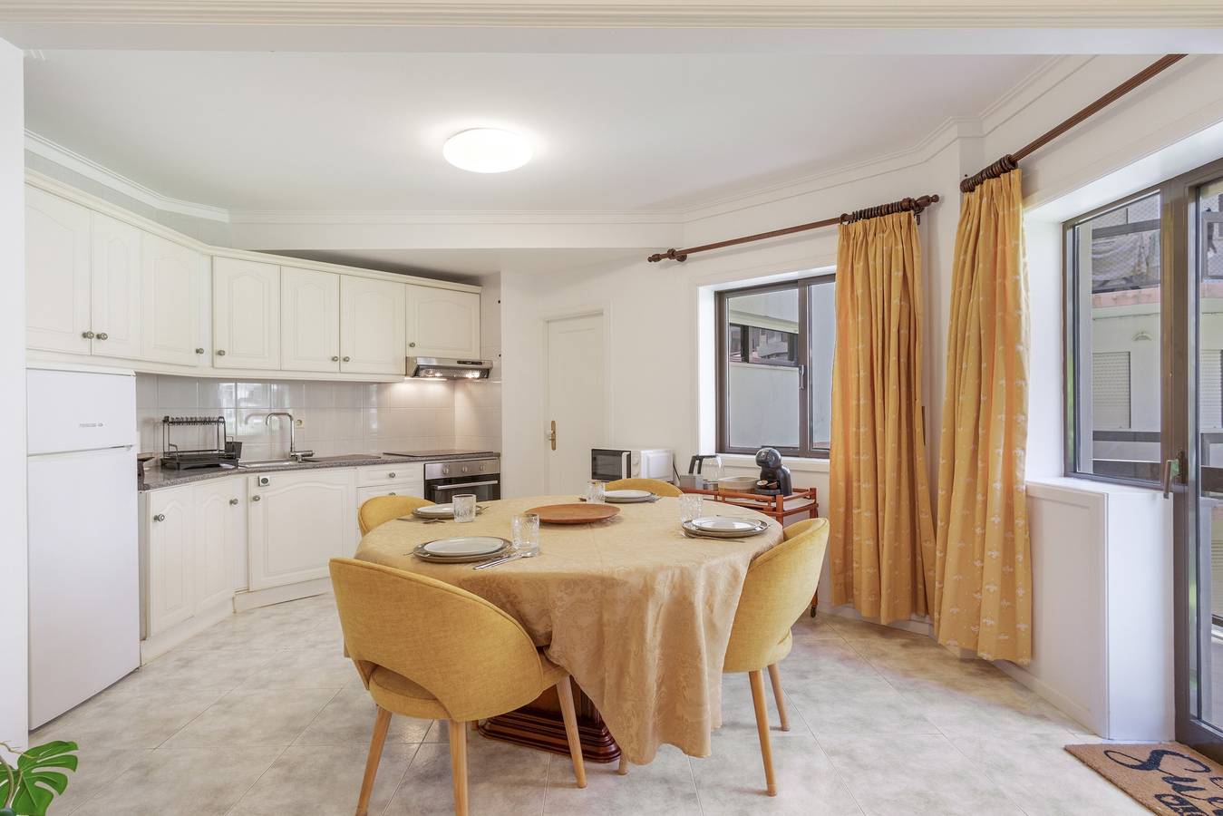 Appartement entier, Appartement « Na Praia da Amorosa » avec vue mer, jardin partagé et Wi-Fi in Praia da Amorosa, Chafé