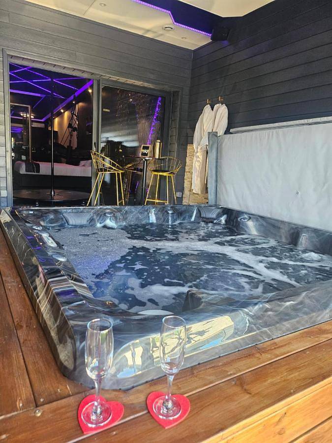 Hôtel pour 2 personnes, avec jacuzzi et terrasse à Miniac-Morvan - 4