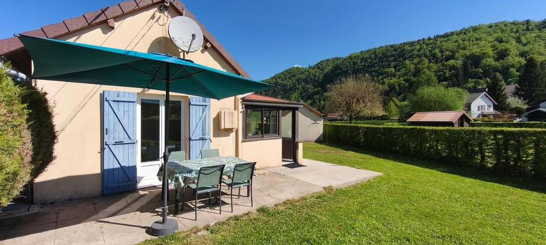 Location de vacances pour 3 personnes, avec Terrasse ainsi que Jardin et Vue à Syam