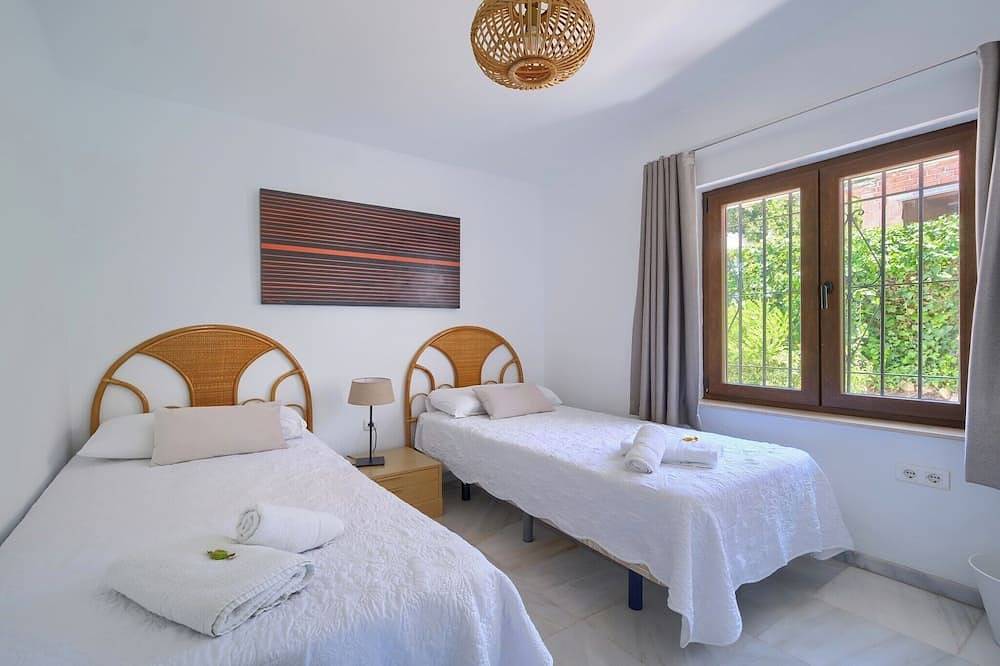 Lujosa villa independiente de 4 dormitorios con piscina y jardín privado in La Cala de Mijas, Mijas