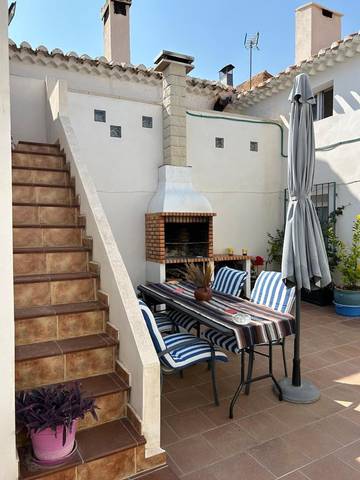 Gîte pour 6 personnes, avec terrasse et vue ainsi que jardin et piscine à Liétor