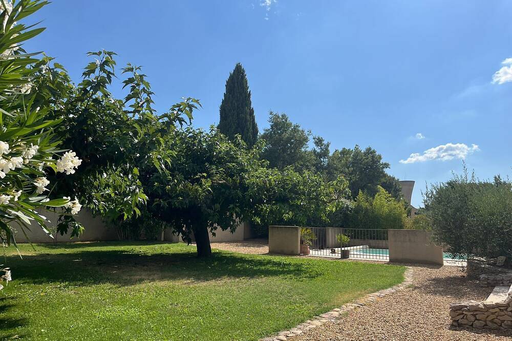 Entire apartment, La Maisonnette de Line located between Alpilles and Lubéron. in Sénas, Arles region