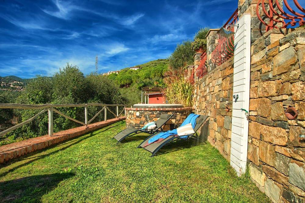 Paradiesecke mit eigenem beheiztem Whirlpool, Garten, Wlan und Parkplatz in Diano San Pietro, Riviera di Ponente