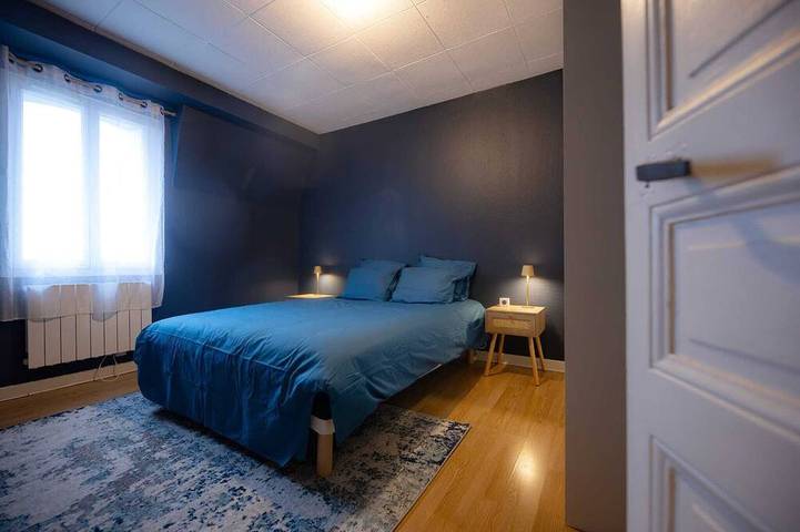 Ganze Wohnung, L'Ecrin Bleu - Spacious - Ideal for couples & professionals - Wifi - Station & Hyper center in Angoulême, Charente