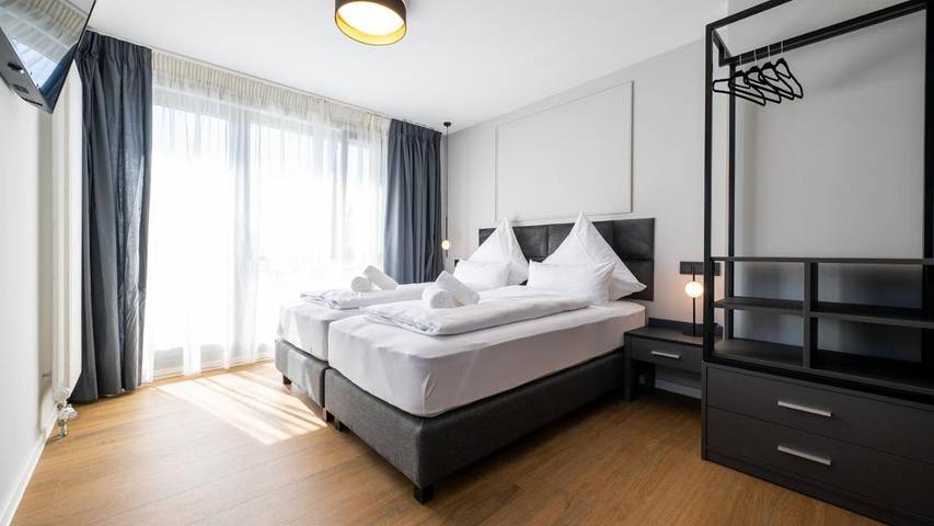 Hotel, mit Balkon und Terrasse sowie Garten und Ausblick