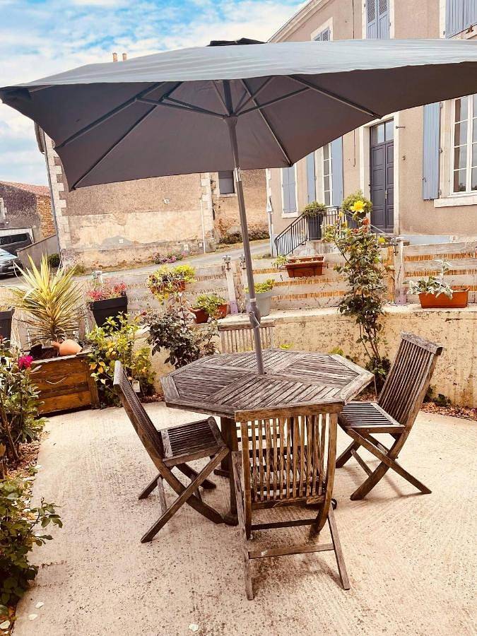 Location de vacances pour 7 personnes, avec terrasse à Bazoges-en-Pareds