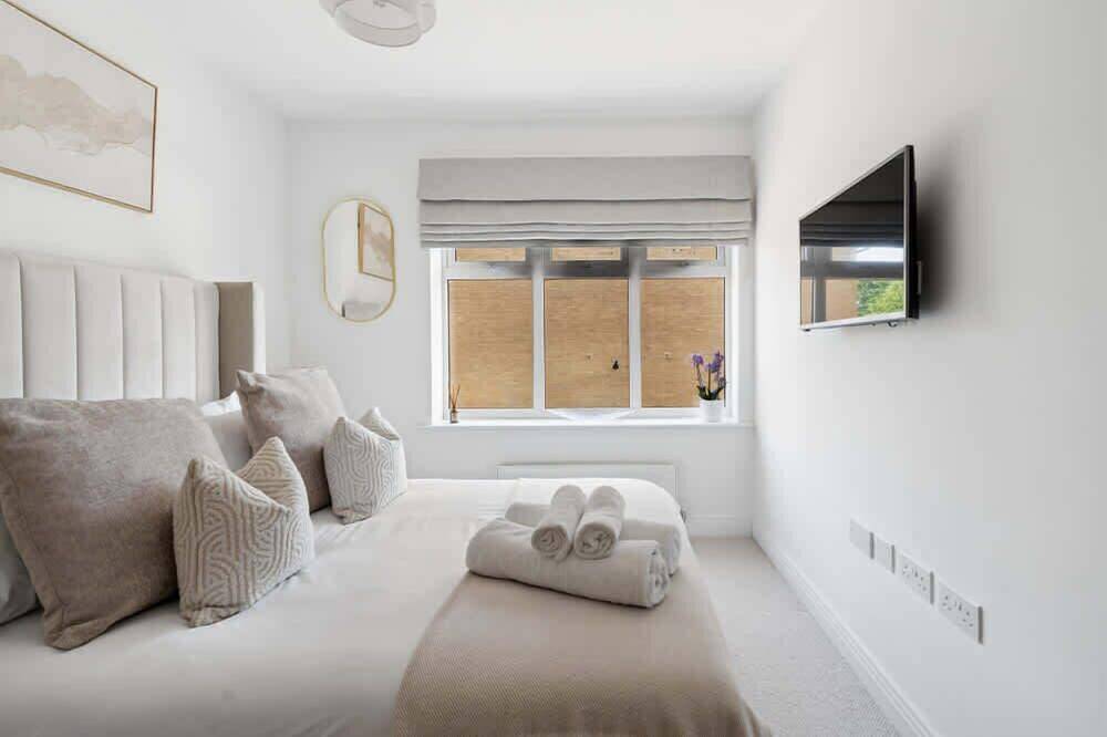 Ganze Wohnung, Virginia Water - 2 Bed w/ Parking - By Tempstay in Thorpe Park, Surrey