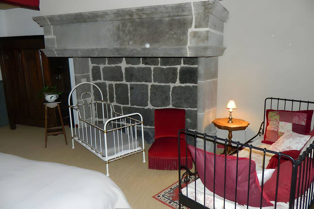 Casa de vacaciones 'La Maison De Marie' con terraza privada y Wi-Fi in Parque Natural Regional Volcans d'Auvergne