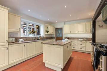 Holiday Rental for 10 People in Bramley, Surrey Hills, Photo 4