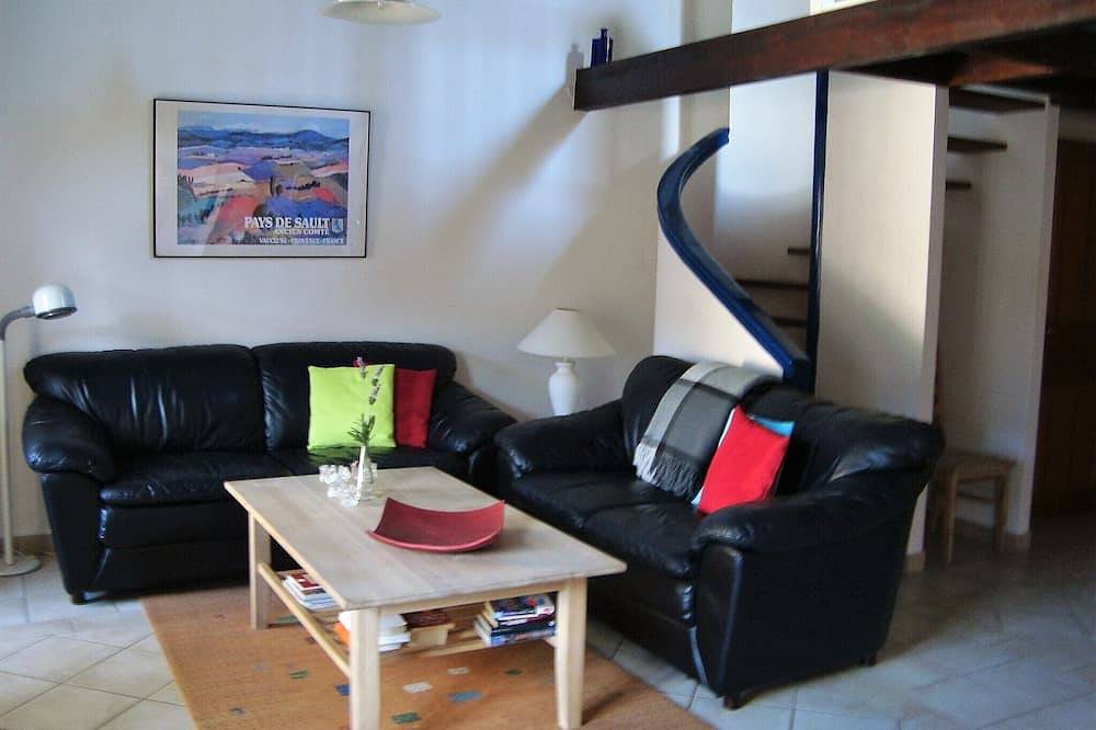Entire apartment, Part of Résidence Lou Boulidou, former vineyard, now unique vacation rentals. in Maubec, Parc naturel régional du Luberon
