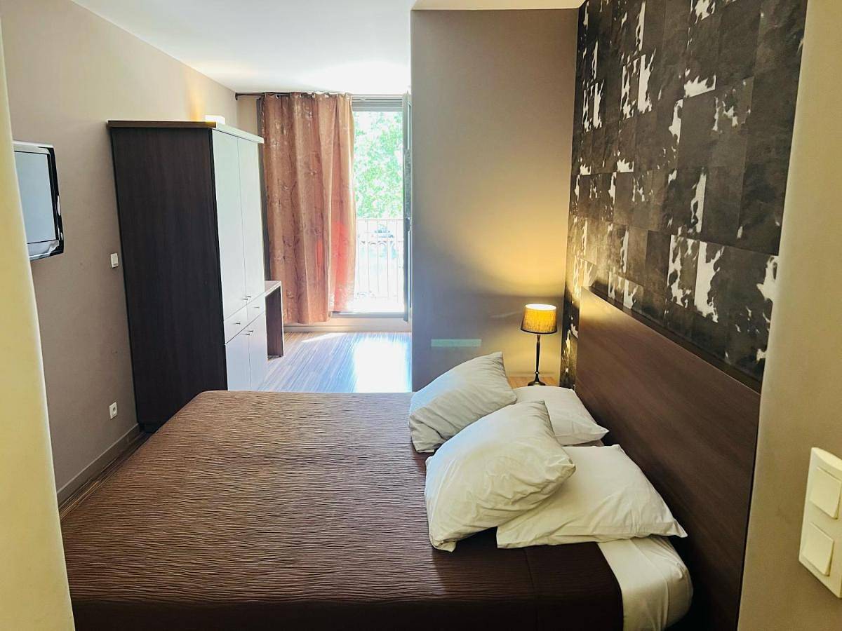 Double Room with Balcony in Bagnols-sur-Cèze, Région de Nîmes