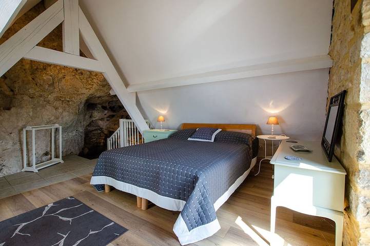 Unusual gîte, Le Troglodyte with panoramic view in Domme, Périgord Noir