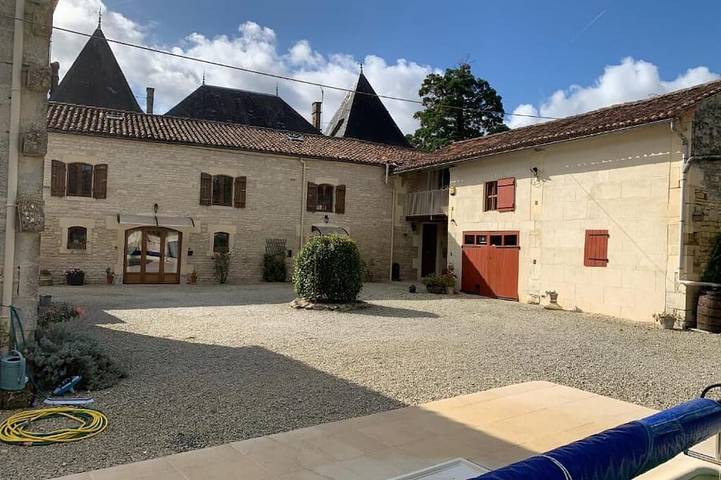 Gîte pour 12 personnes, avec Jardin et Piscine à Aujac (Charente-Maritime)