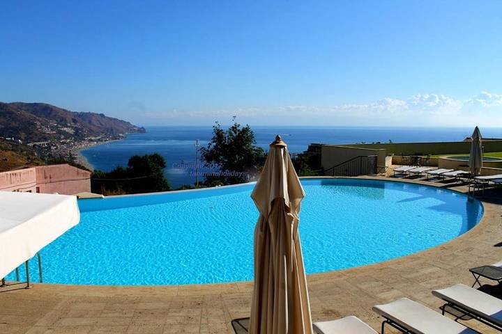 Apartamento para 4 personas, con piscina además de terraza y vistas en Mazzarò