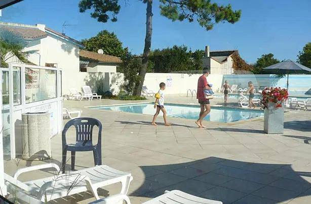 Camping pour 4 personnes, avec piscine et jardin