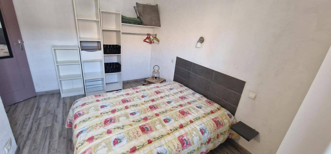 Appartement entier, Apartment with Terrace in Cruscades, Côte méditerranéenne (France)