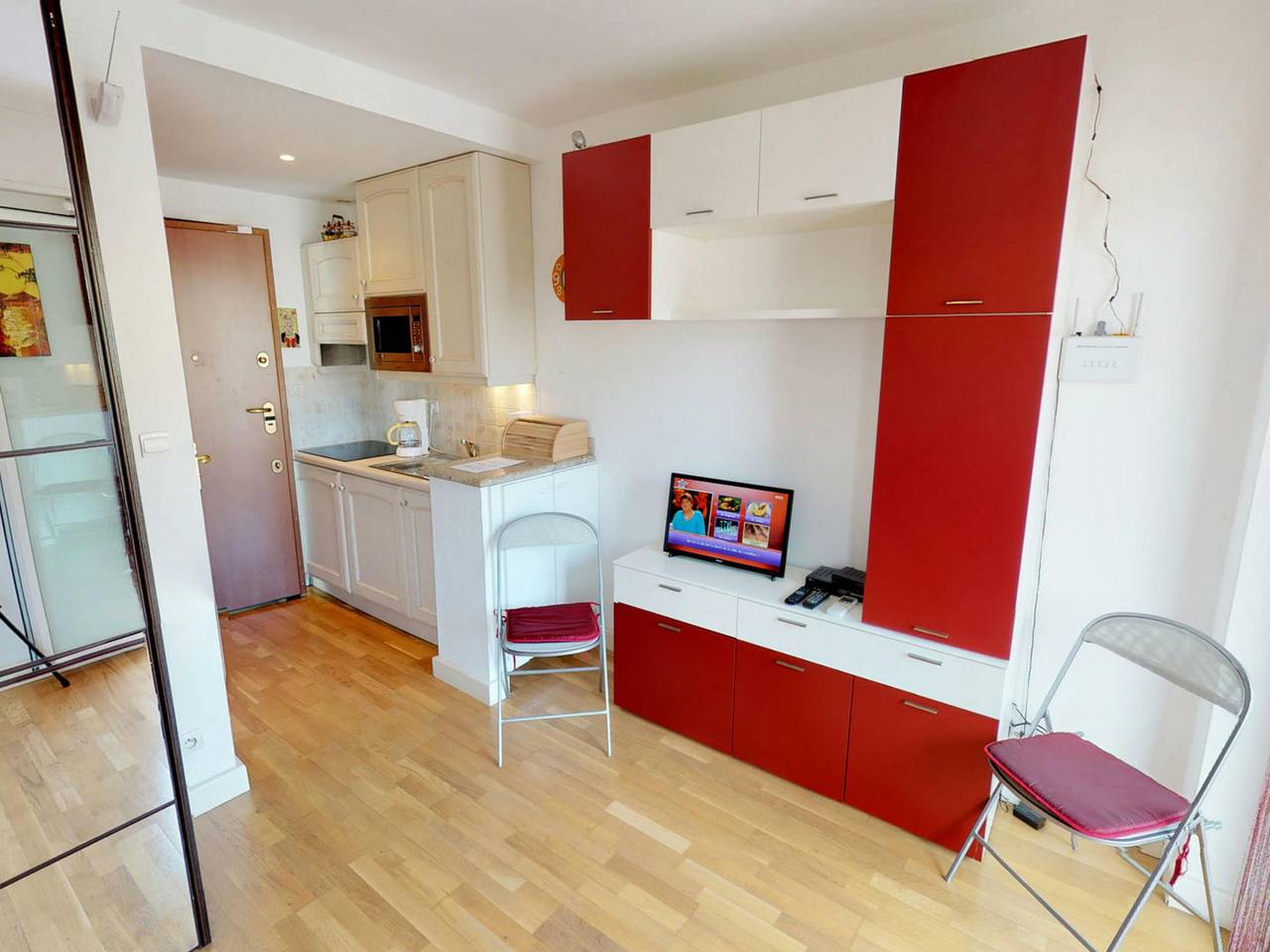 Entire studio, Top Floor Studio with Terrace and Private Parking in Menton, Mediterranean Coast (France)
