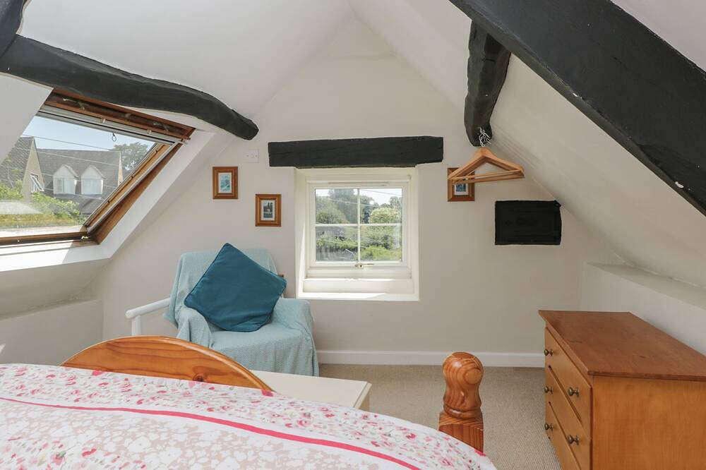 Athelstan Cottage, pet friendly, with open fire in Stroud in Stroud, Gloucestershire