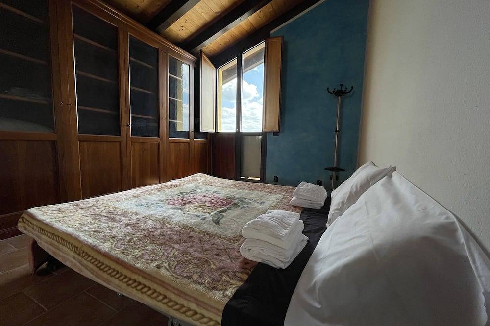 Villa Cavalieri in Vedriano with a panoramic view of the Reggio Emilia hills in Canossa, Reggio Emilia Province