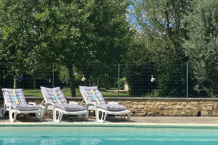 Maison de vacances pour 7 personnes, avec terrasse ainsi que jardin et piscine, animaux acceptés