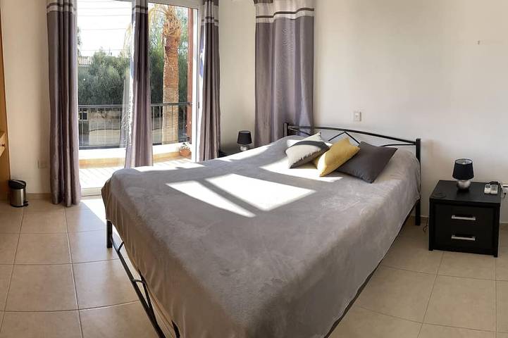Appartement entier, Sirena Sunrise, Cute Pool, Wifi gratuit, 15 min à pied de la plage ou du centre commercial in Paphos (ville), Chypre du Sud