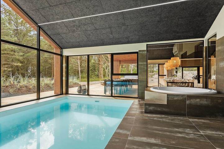 Ferienhaus für 16 Personen, mit Whirlpool und Terrasse sowie Pool und Sauna