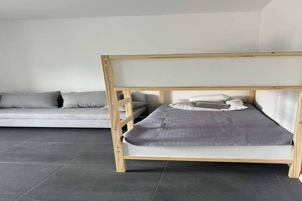 Ganze Wohnung, Moderne Ferienwohnung, Platz für 6 Gäste - 2 Schlaf-/ Wohn-/badezimmer, Terrasse in Singen, Hegau