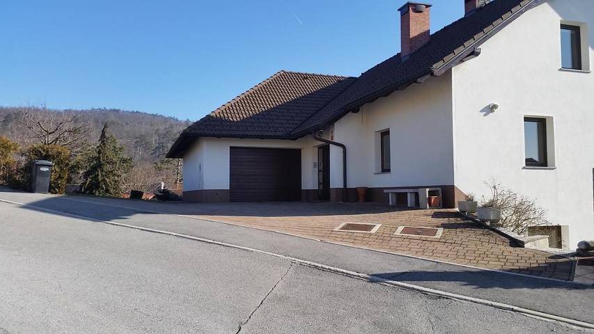 Ferienwohnung für 6 Personen, mit Terrasse und Garten sowie Ausblick