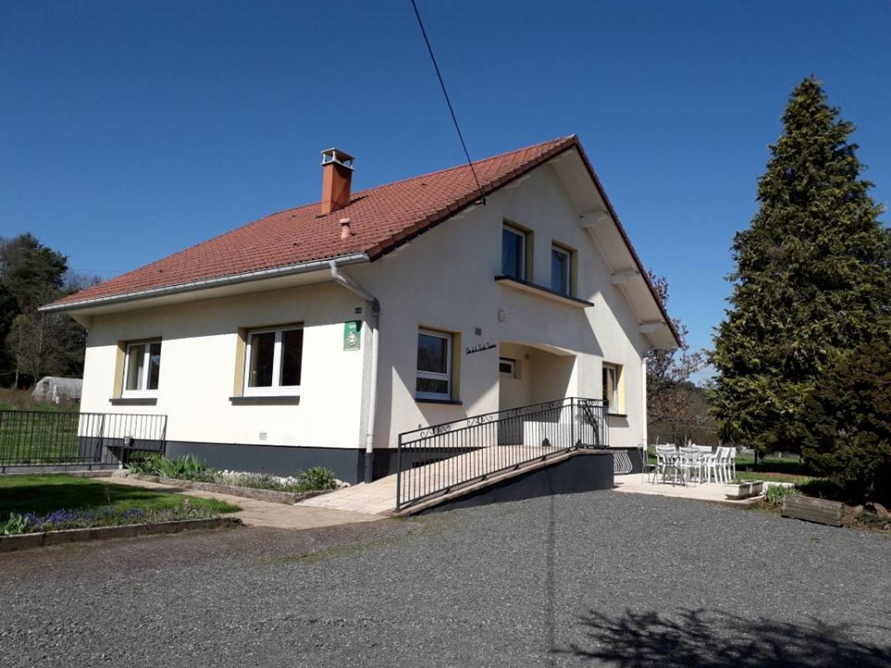 Maison spacieuse avec terrasse, près de Saint-Dié, idéale pour randonnées et proche de l'Alsace in La Bourgonce, Saint-Dié-des-Vosges