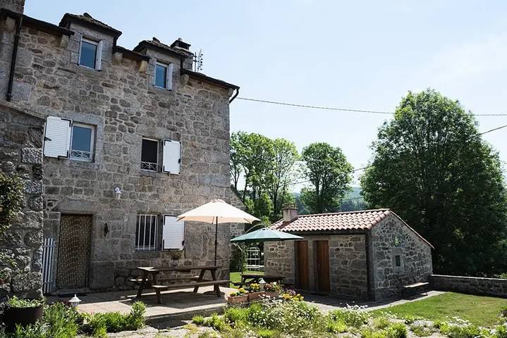 Gîte pour 6 personnes, avec Terrasse ainsi que Jardin et Piscine à Le Malzieu-Forain
