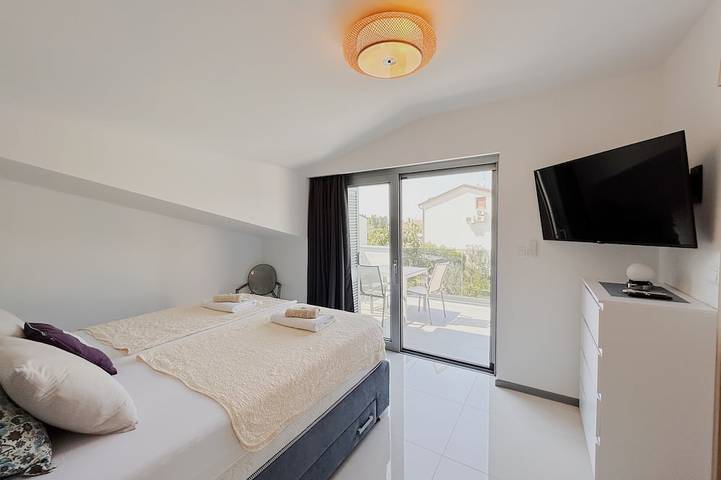 Ganze Wohnung, Juni in 2 + 1 Wohnung mit Meerblick Terrasse nur wenige Schritte vom Sandstrand entfernt in plaža Zambratija, Zambratija
