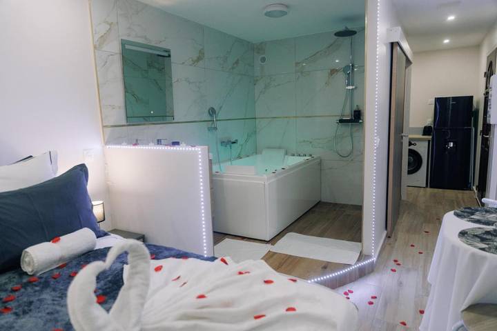 Gîte pour 2 personnes, avec jacuzzi dans Plage des Roches Noires