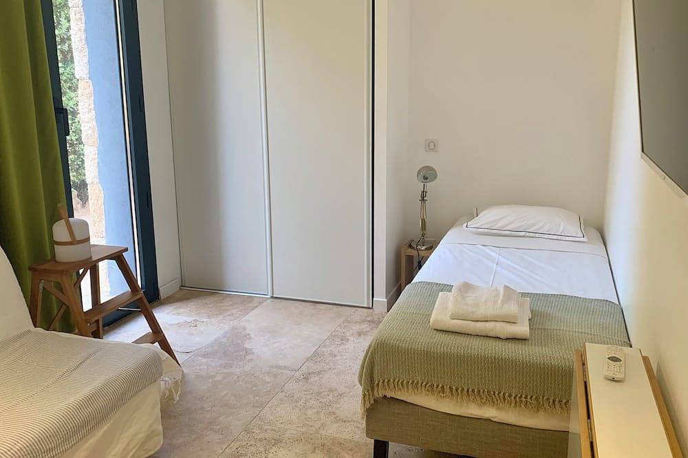 Facing the sea, 30 m from the beach, luxury villa, air-conditioned  in Porto Pollo (Corsica), Serra di Ferro