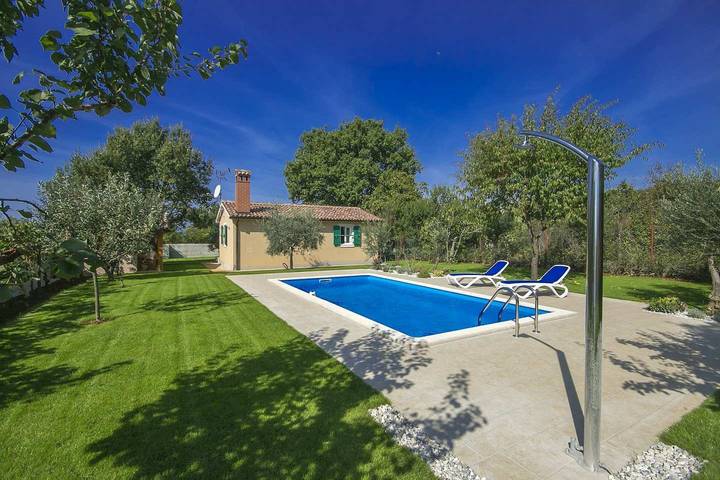 Ferienhaus für 2 Personen, mit Balkon/Terrasse und Garten sowie Pool in Musalez