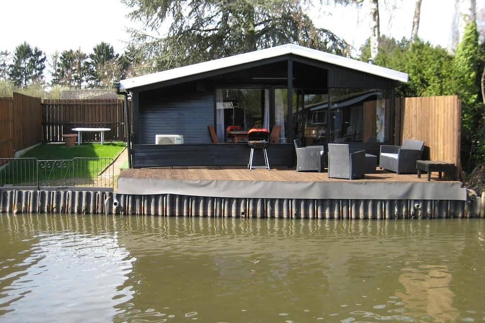 Estancia moderna junto al estanque de pesca in Geel, Región de Amberes
