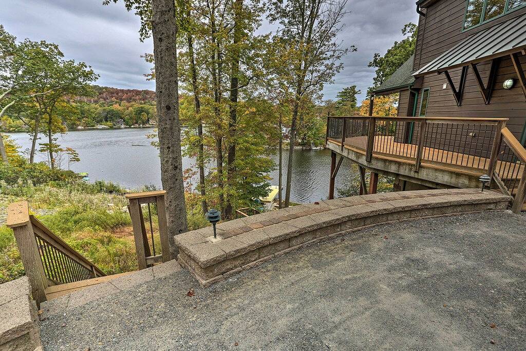 Waterfront Highland Lakes Home mit Deck und eigenem Dock in Sussex County (NJ)